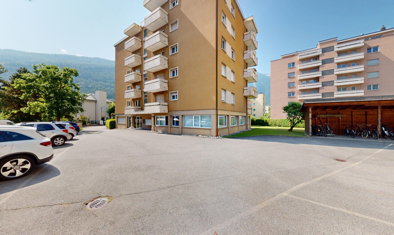 außenansicht mit day time, parkplatz, und property visible