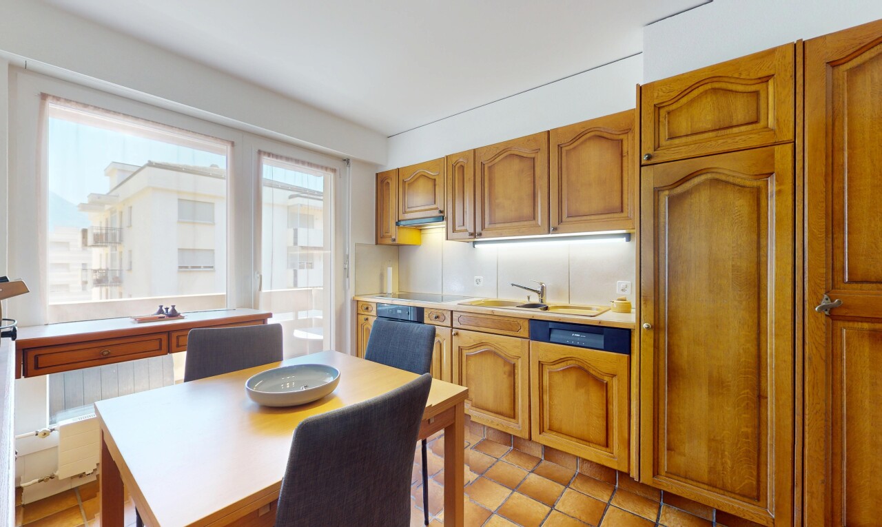 küche mit waschbecken, bogenförmige schränke, inside property, natürliches licht, und natural light