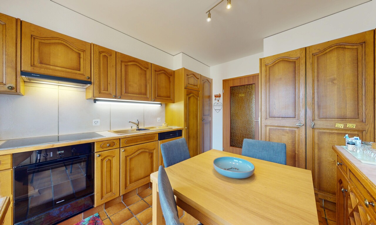 küche mit ofen, waschbecken, bogenförmige schränke, arbeitsplatten, und inside property