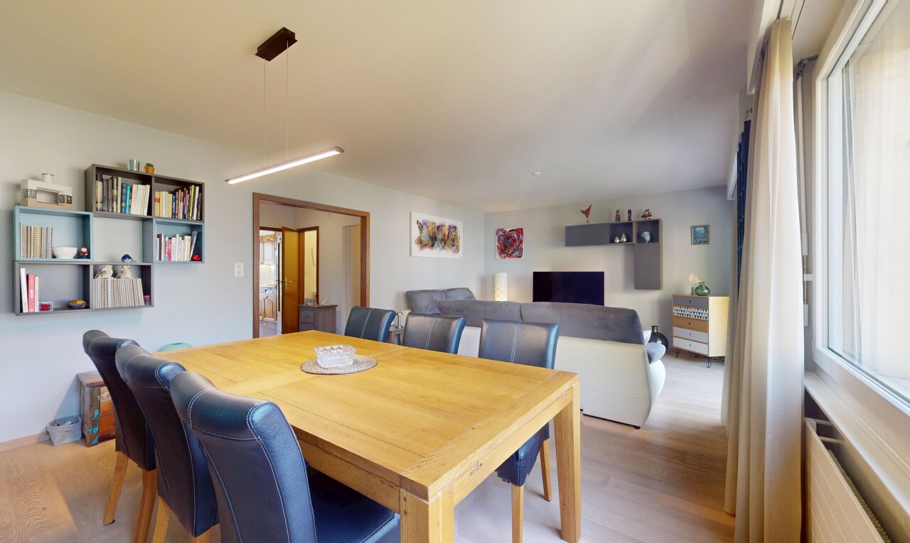 wohn- / esszimmer mit inside property, gipskartonwand, drywall, holzfußboden, und wood finish floor