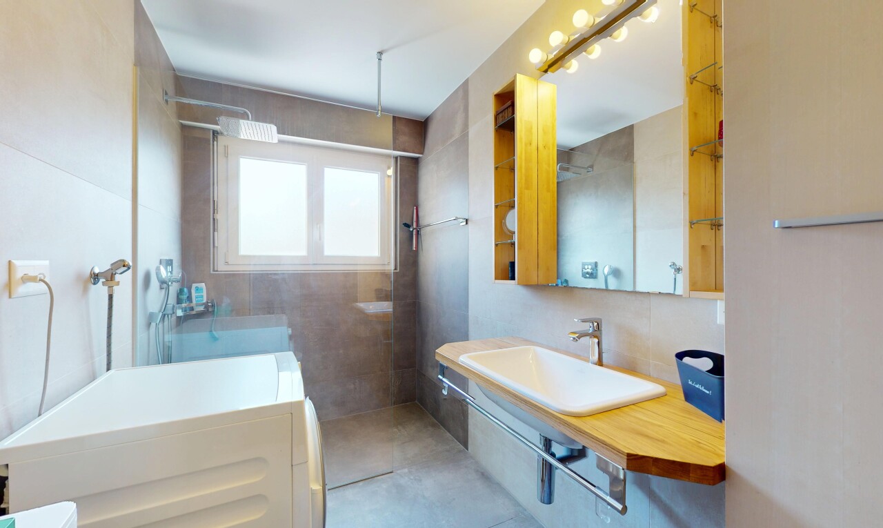 bad mit komplettes badezimmer, natural light, natürliches licht, inside property, und spiegel