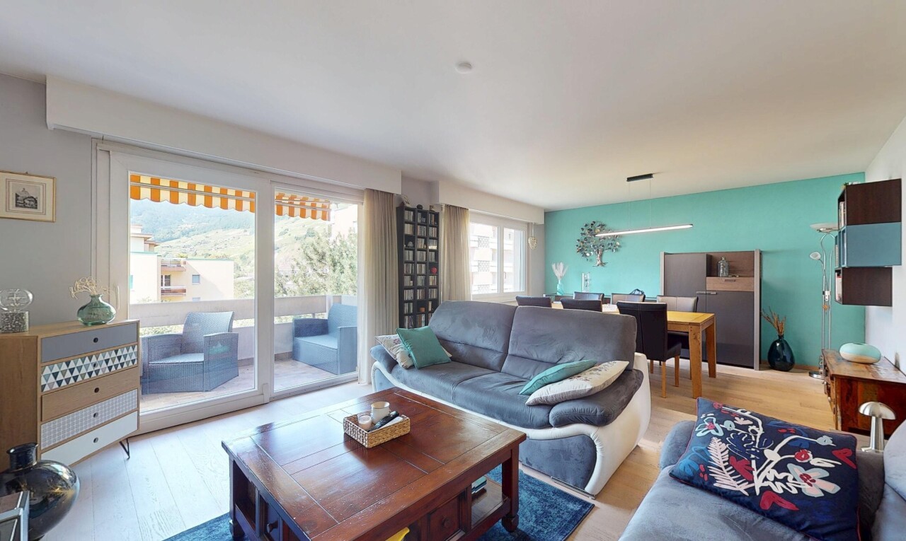 wohn- / esszimmer mit natürliches licht, natural light, inside property, holzfußboden, und wood finish floor