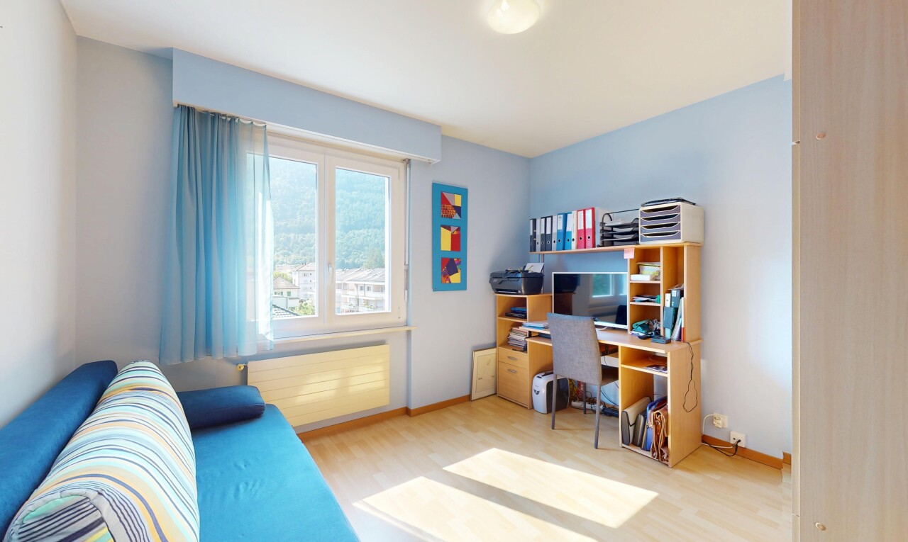 büro mit inside property, holzfußboden, wood finish floor, natürliches licht, und natural light