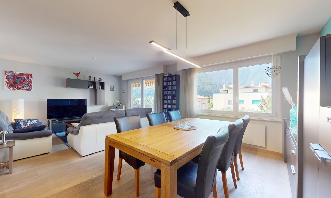 wohn- / esszimmer mit fernseher, inside property, holzfußboden, wood finish floor, und natürliches licht