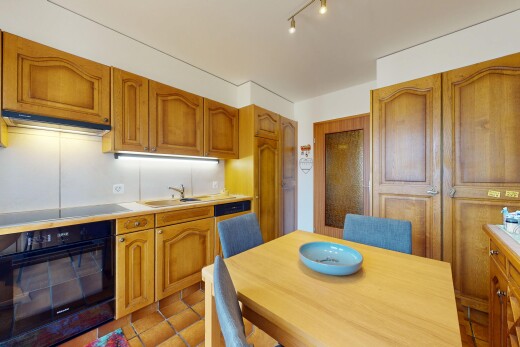 küche mit ofen, waschbecken, bogenförmige schränke, arbeitsplatten, und inside property