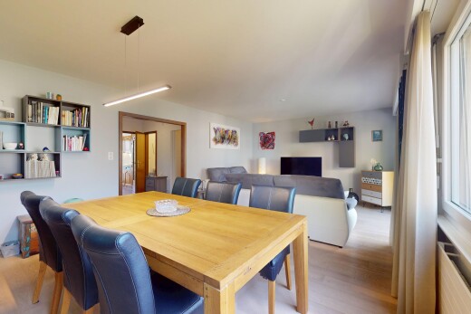 wohn- / esszimmer mit inside property, gipskartonwand, drywall, holzfußboden, und wood finish floor