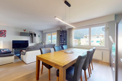 wohn- / esszimmer mit fernseher, inside property, holzfußboden, wood finish floor, und natürliches licht