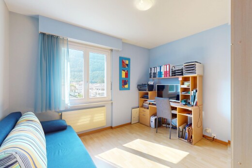 büro mit inside property, holzfußboden, wood finish floor, natürliches licht, und natural light