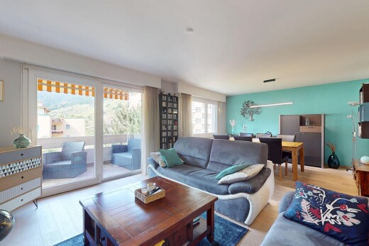 wohn- / esszimmer mit natürliches licht, natural light, inside property, holzfußboden, und wood finish floor