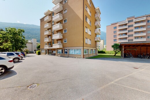 außenansicht mit day time, parkplatz, und property visible