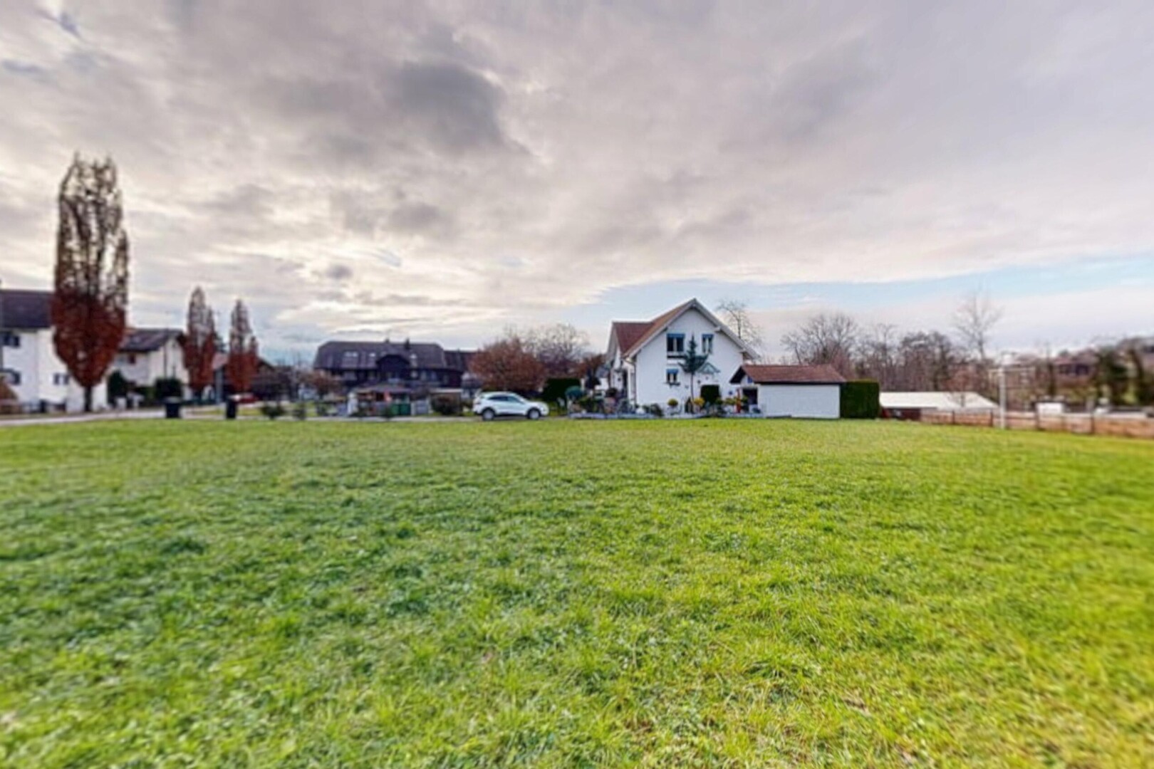 jardin avec pelouse et property visible