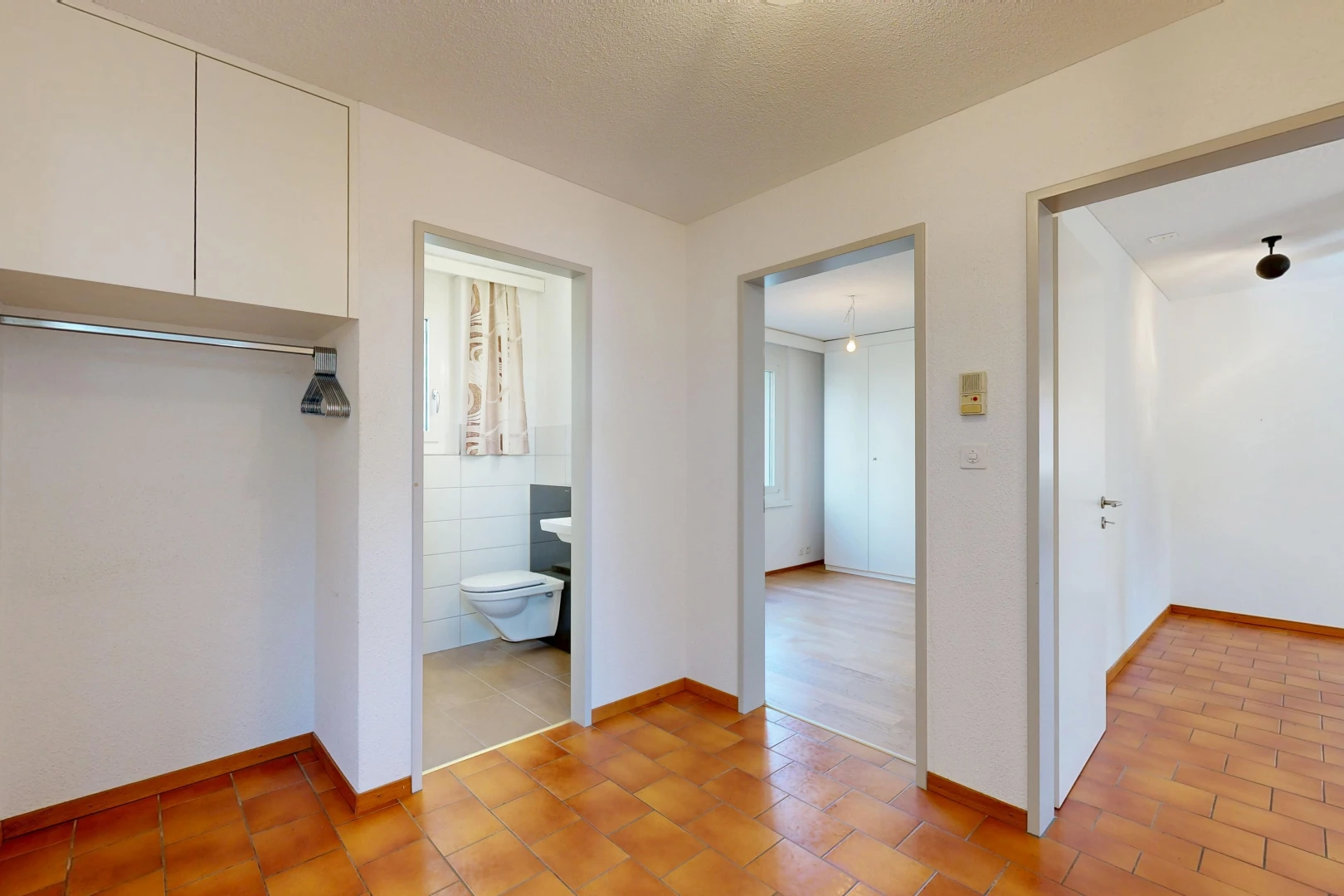 couloir avec placard, drywall, cloison sèche, inside property, et baseboards wall