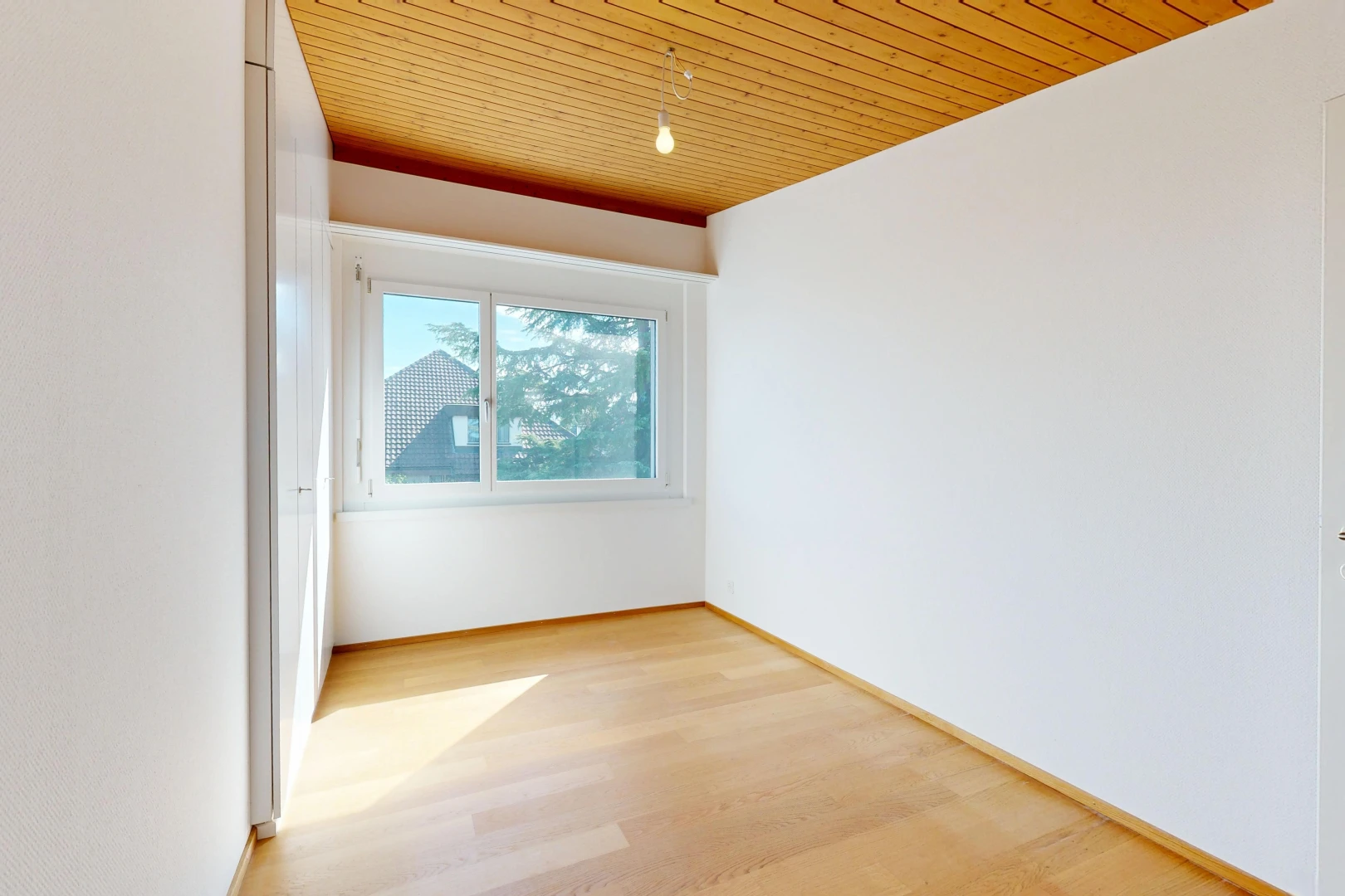 pièce vide avec wood ceiling, plafond en bois, drywall, cloison sèche, et high end ceiling