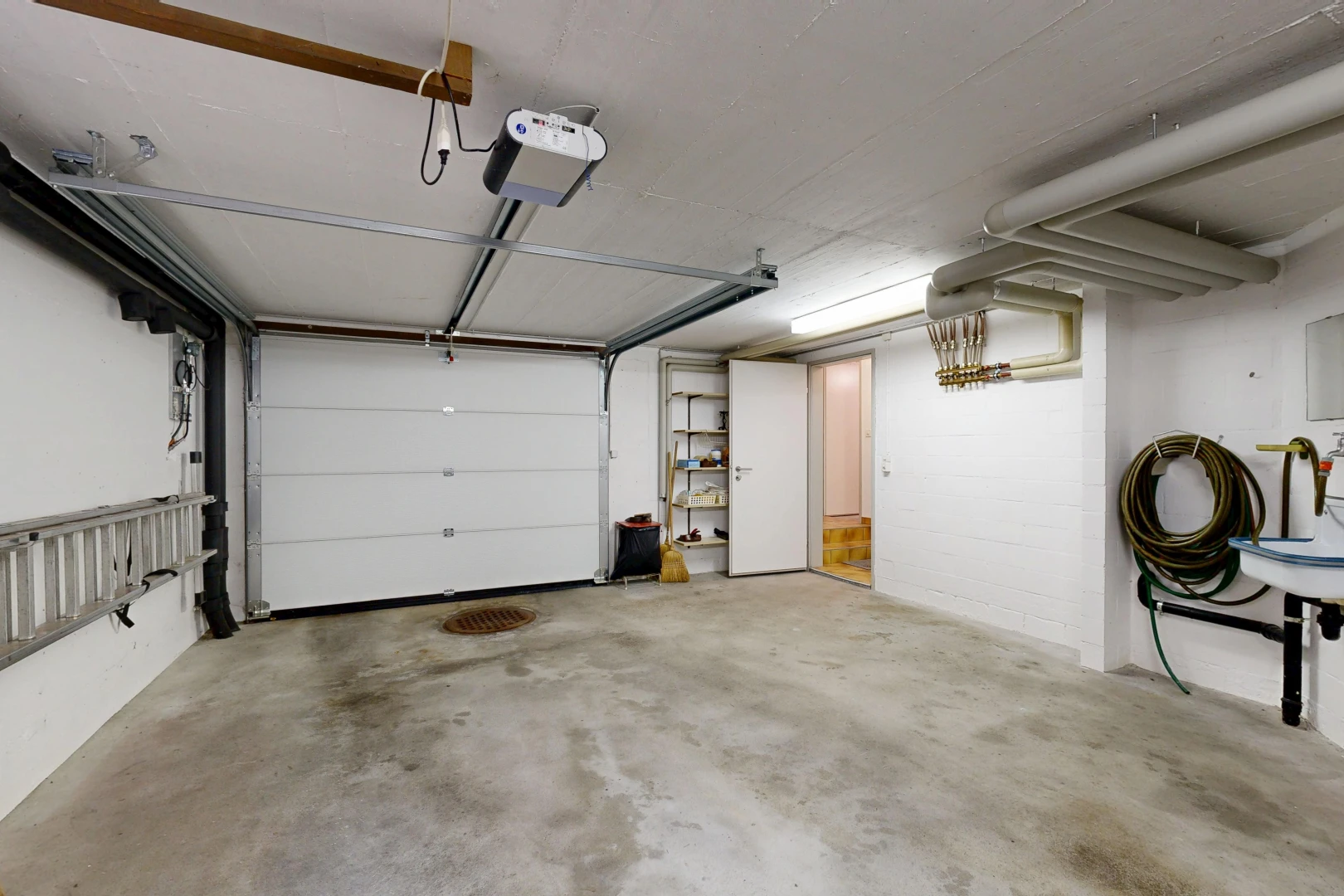 parking avec inside property