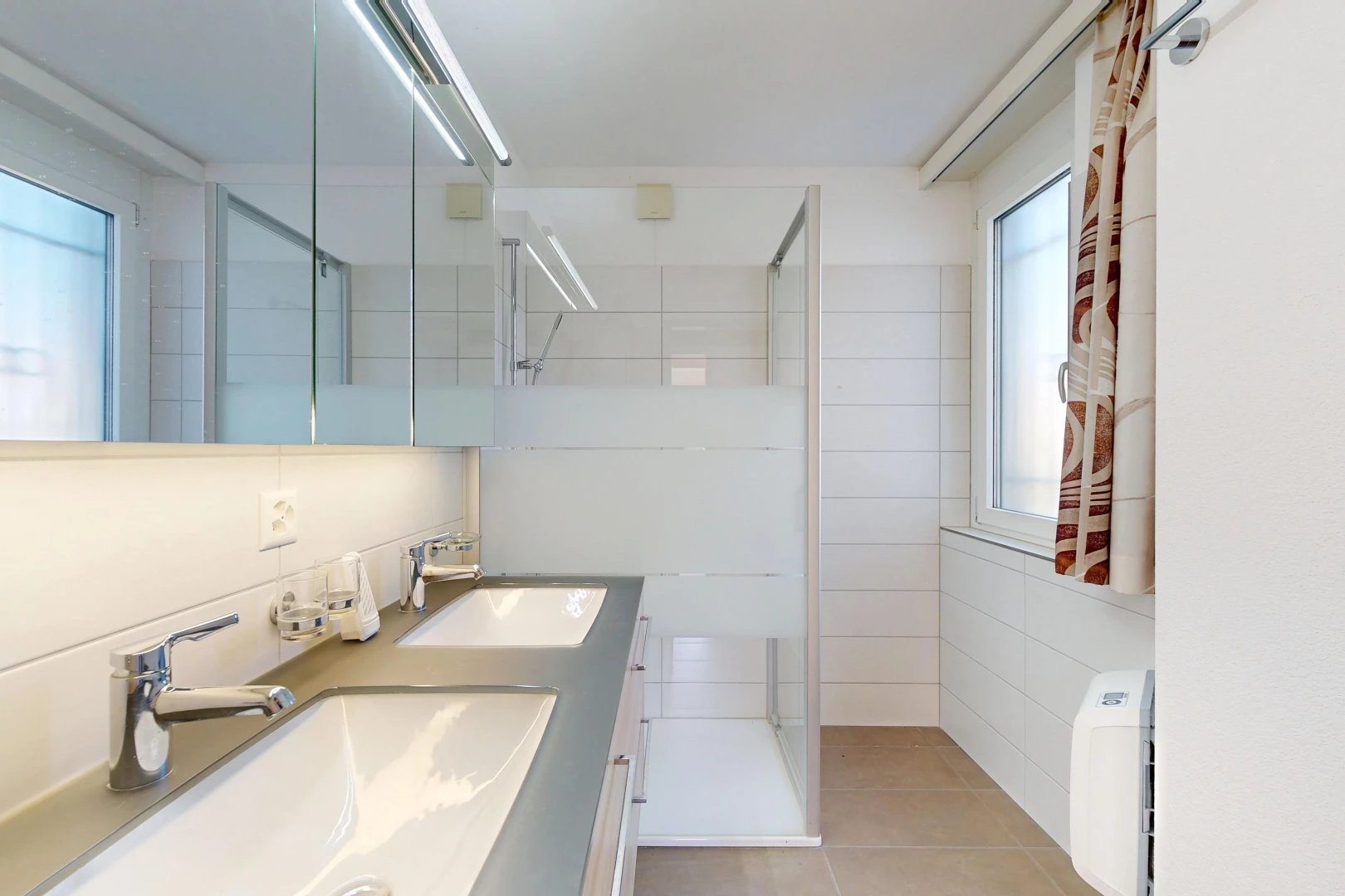 salle de bains avec évier, salle de bain complète, douche, light floor, et tile floor