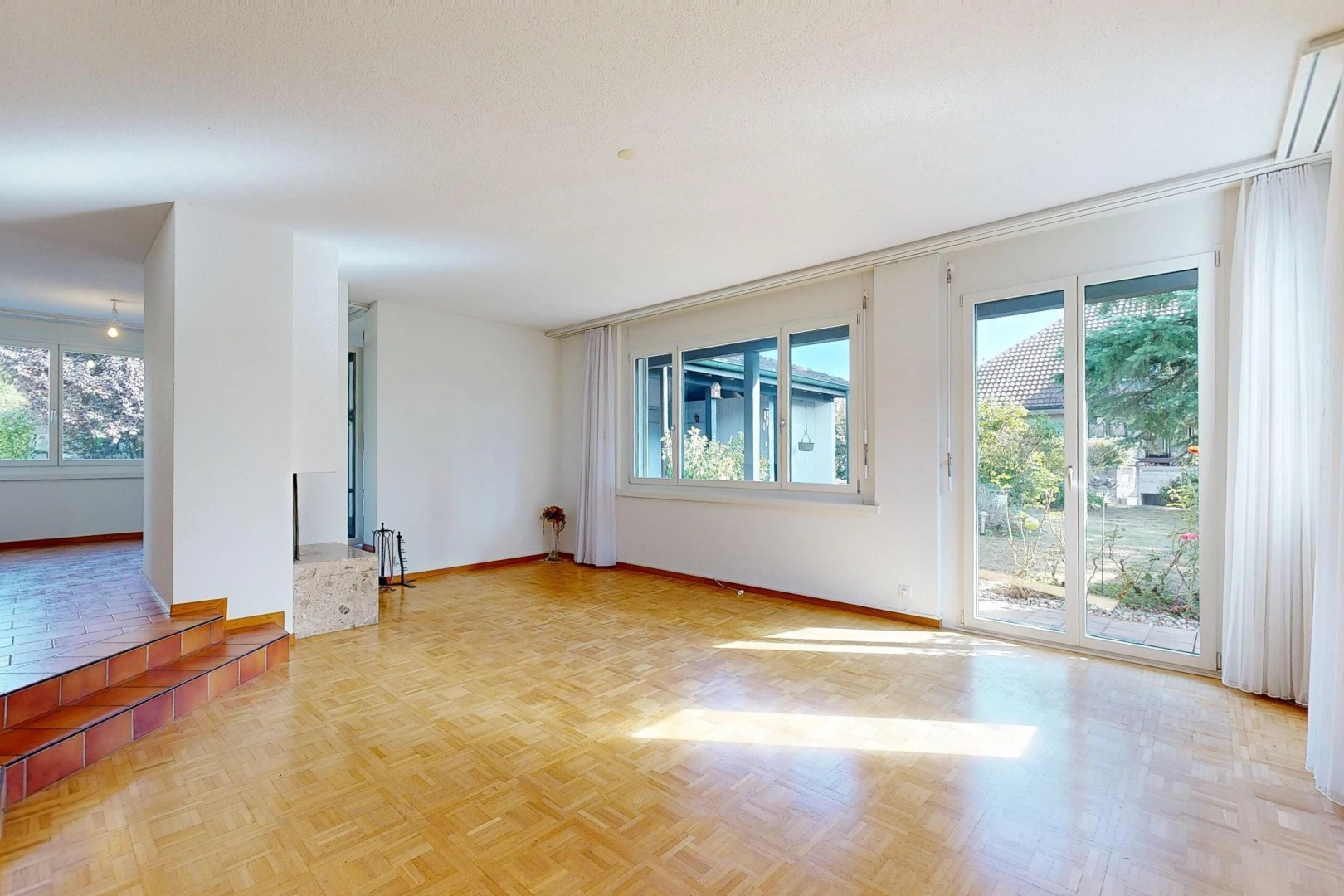 pièce vide avec accès à l'extérieur, drywall, cloison sèche, wood finish floor, et sol en finition bois