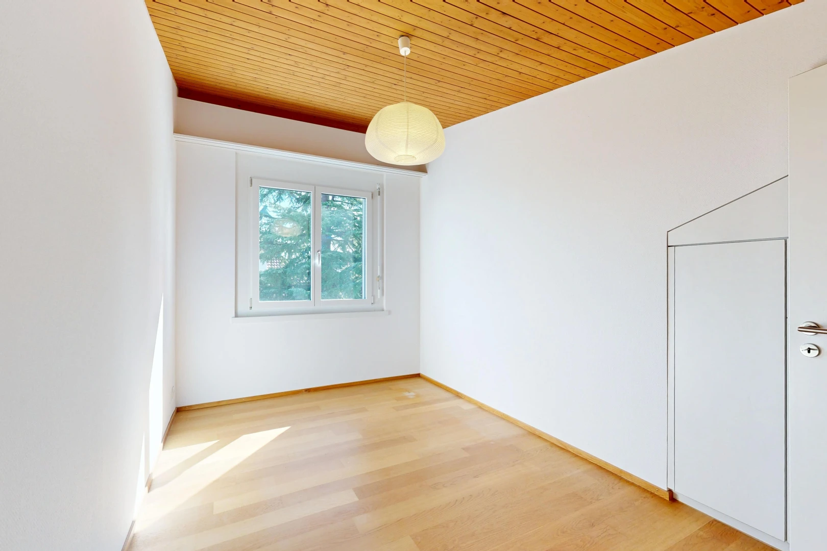 pièce vide avec wood ceiling, plafond en bois, éclairage suspendu, drywall, et cloison sèche