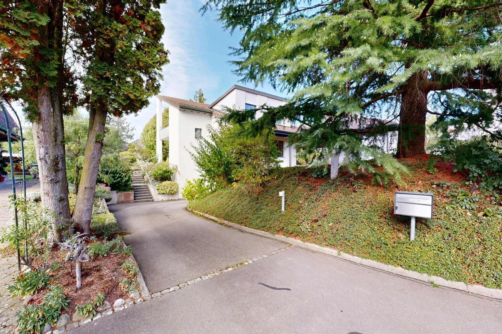 façade avec day time et property visible