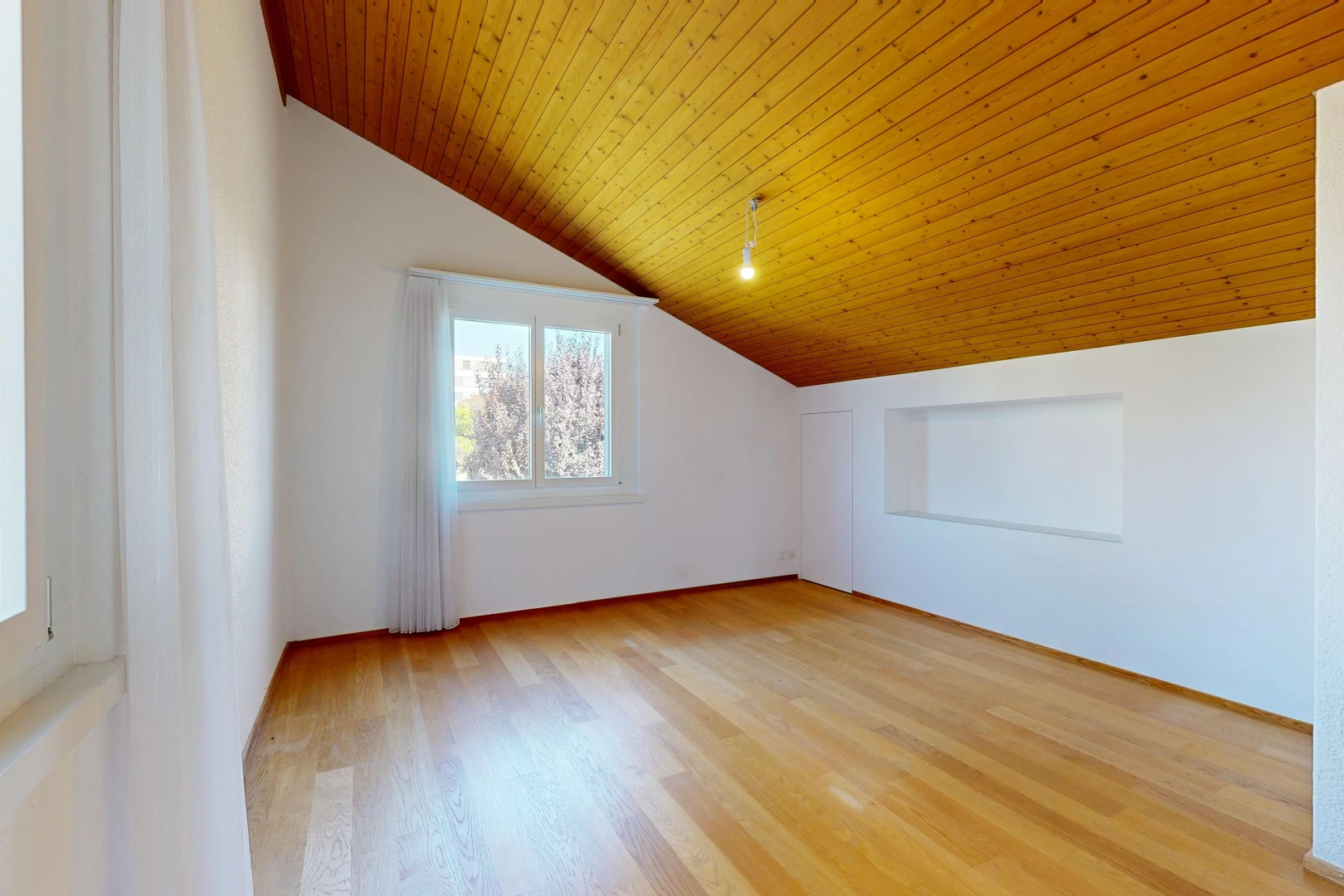 pièce vide avec vaulted ceiling, plafond voûté, wood ceiling, plafond en bois, et drywall