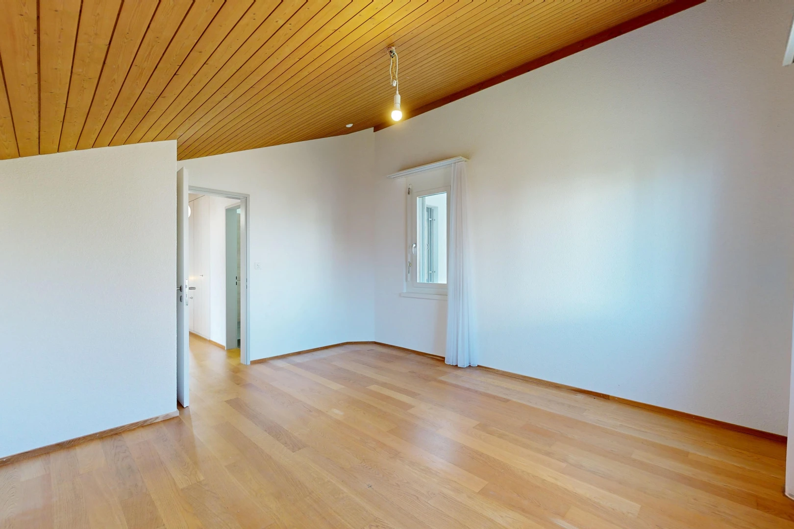 pièce vide avec wood ceiling, plafond en bois, drywall, cloison sèche, et inside property