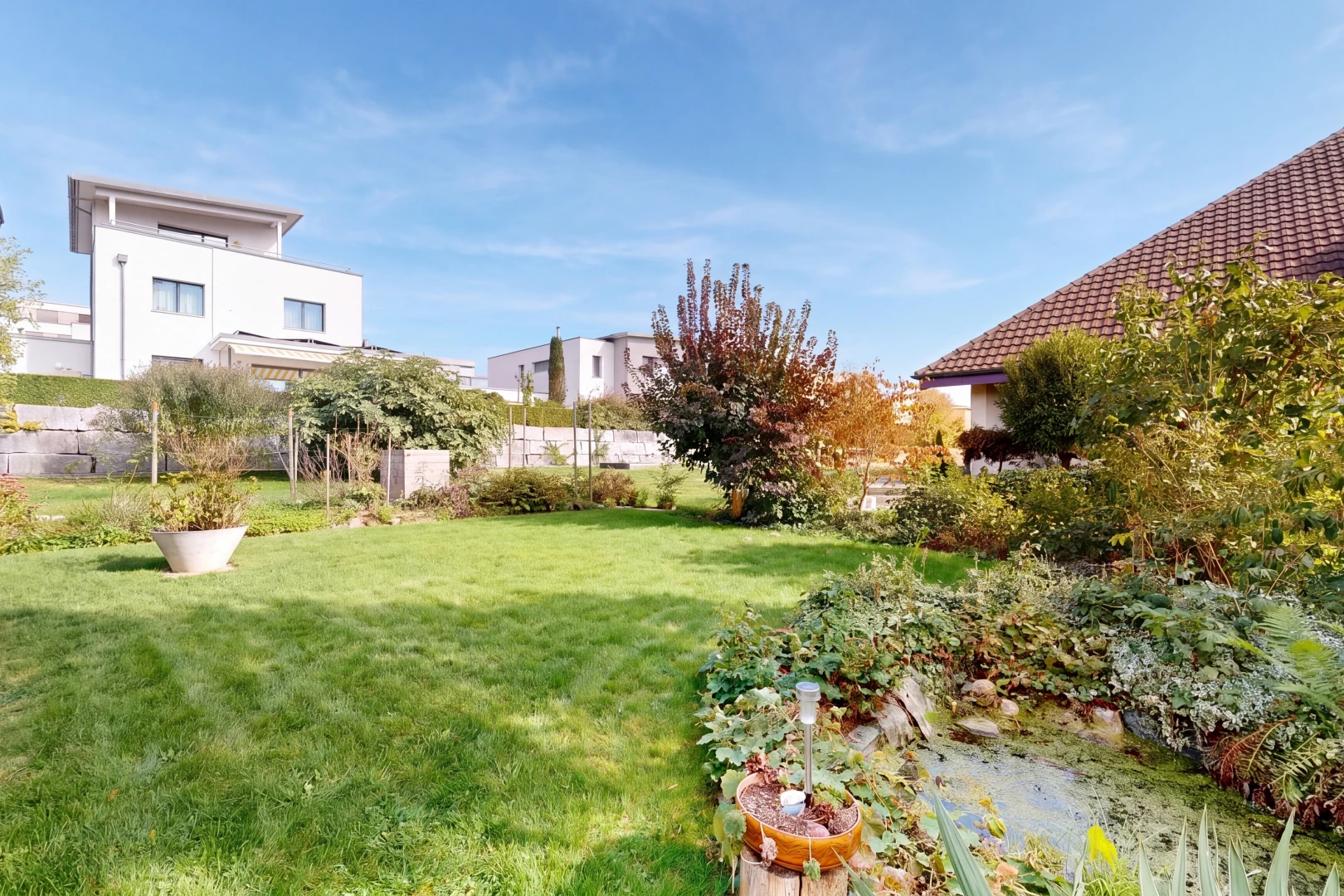 jardin avec pelouse, day time, et from property