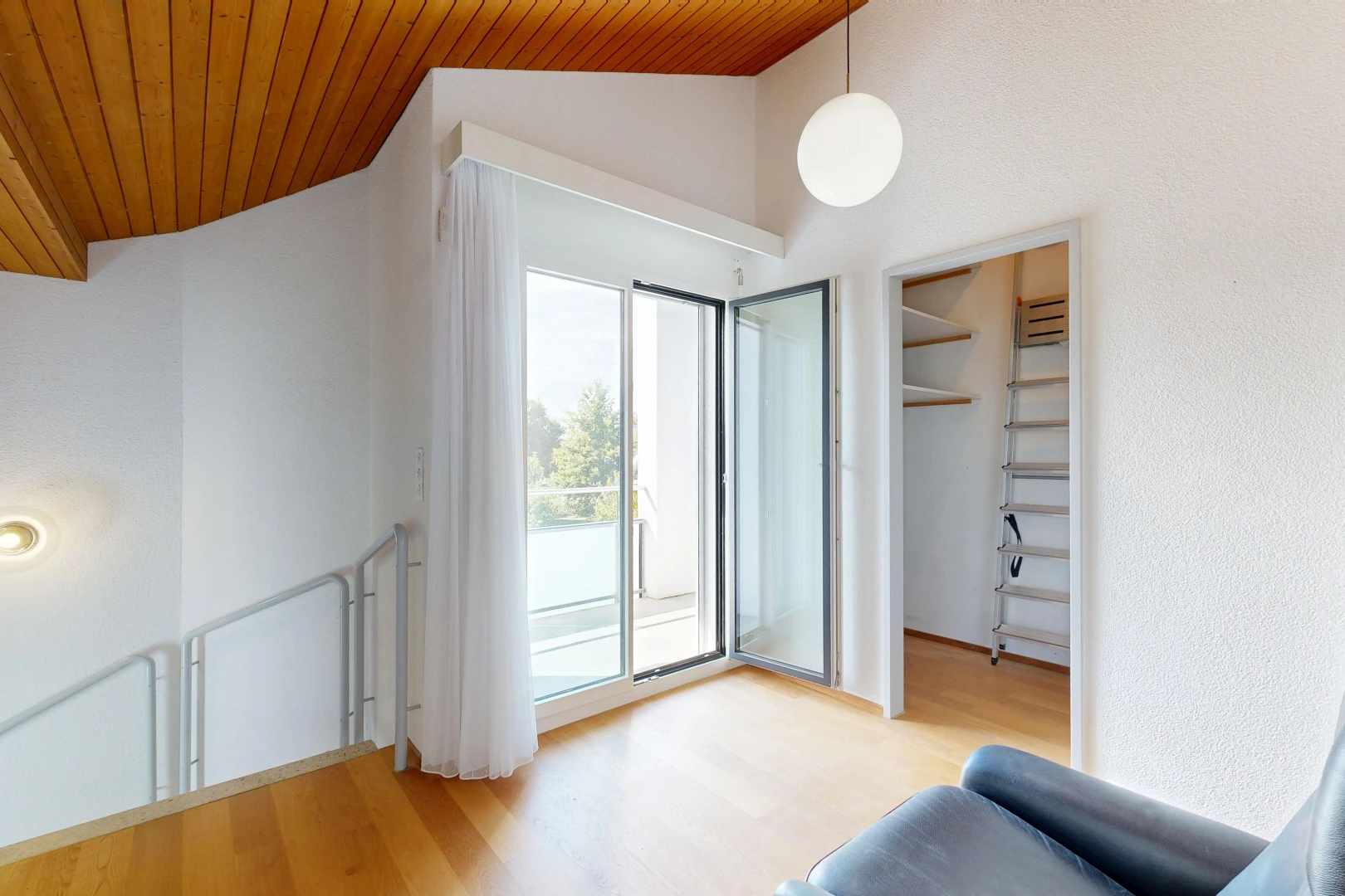 pièce vide avec plafond voûté, vaulted ceiling, plafond en bois, wood ceiling, et éclairage suspendu