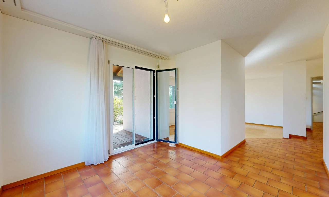pièce vide avec drywall, cloison sèche, baseboards wall, plinthes murales, et accès à l'extérieur