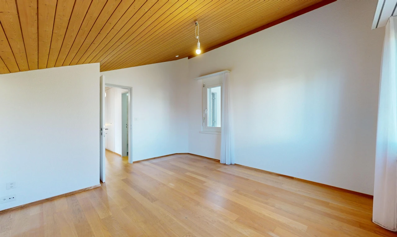 pièce vide avec wood ceiling, plafond en bois, drywall, cloison sèche, et inside property