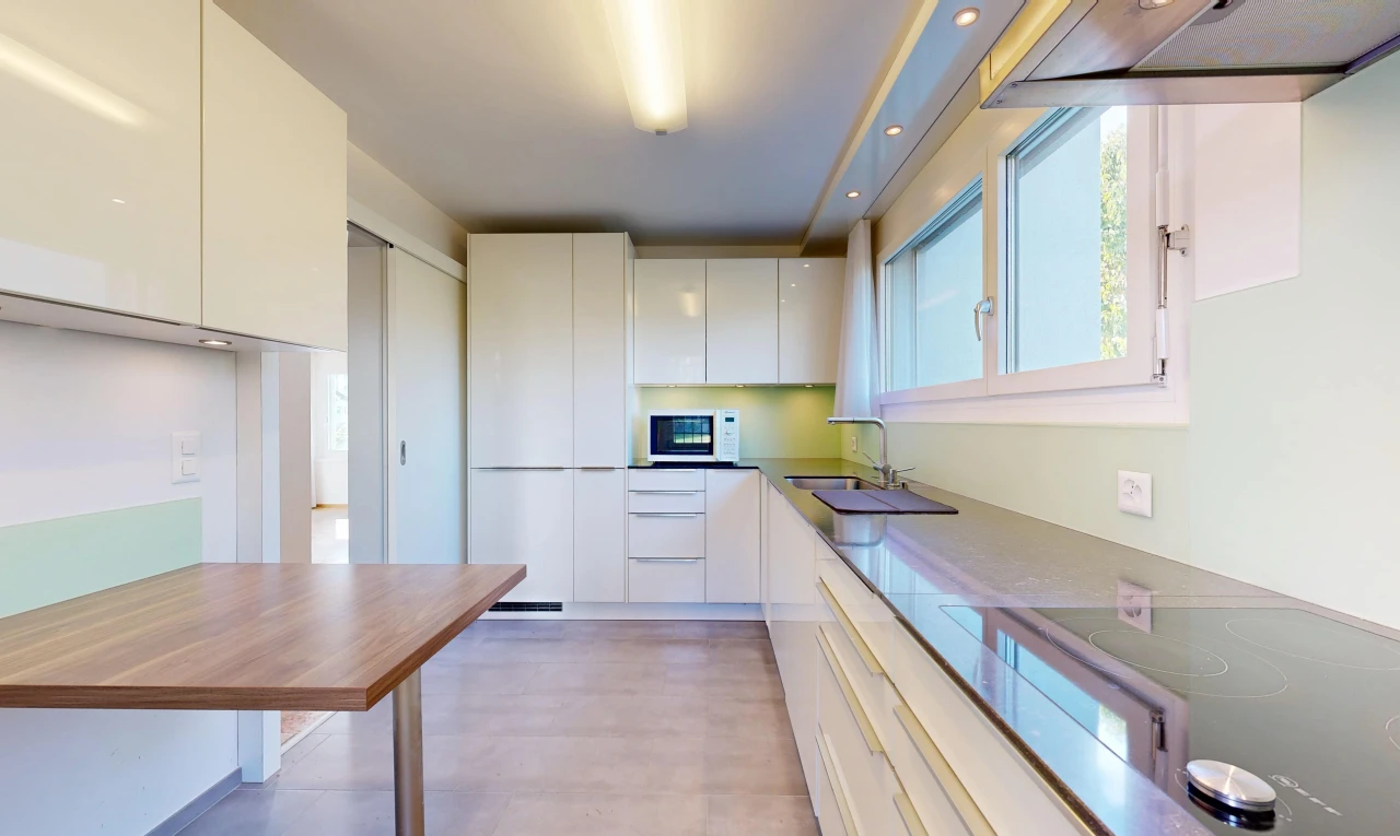 cuisine avec hotte, armoires à panneau plat, flat panel cabinets, plaque de cuisson, et light floor