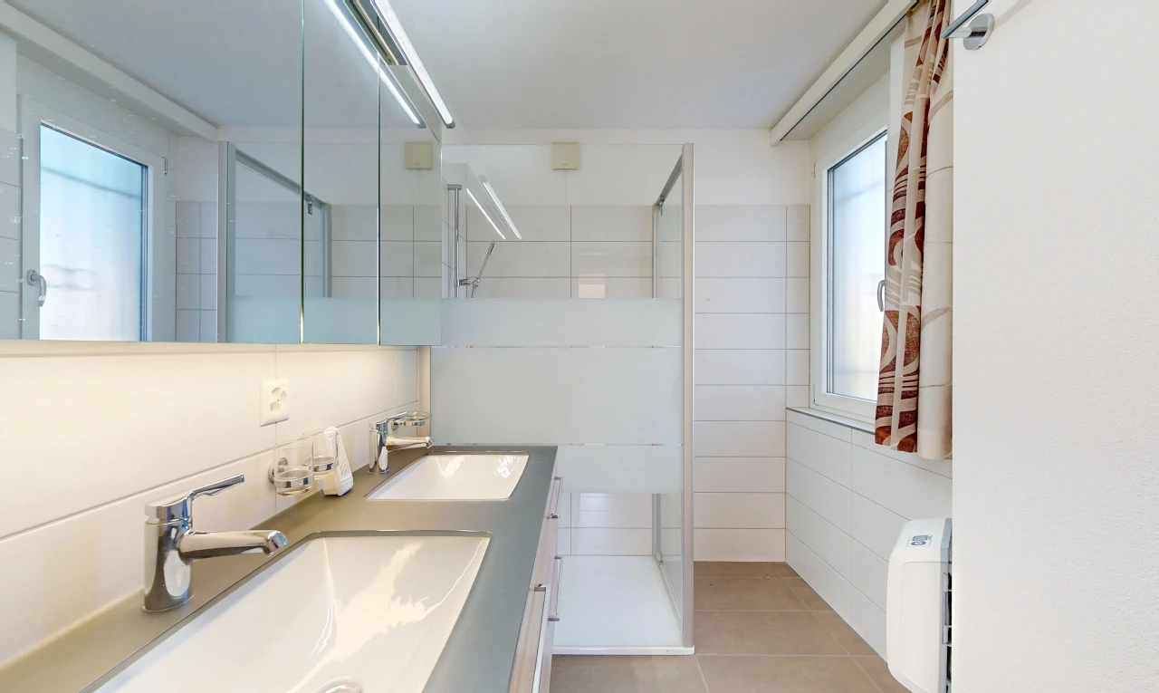 salle de bains avec évier, salle de bain complète, douche, light floor, et tile floor