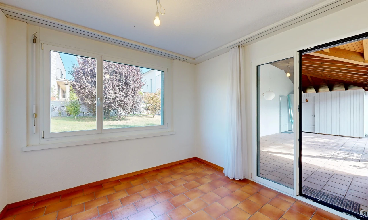 pièce vide avec drywall, cloison sèche, éclairage suspendu, accès à l'extérieur, et lumière naturelle