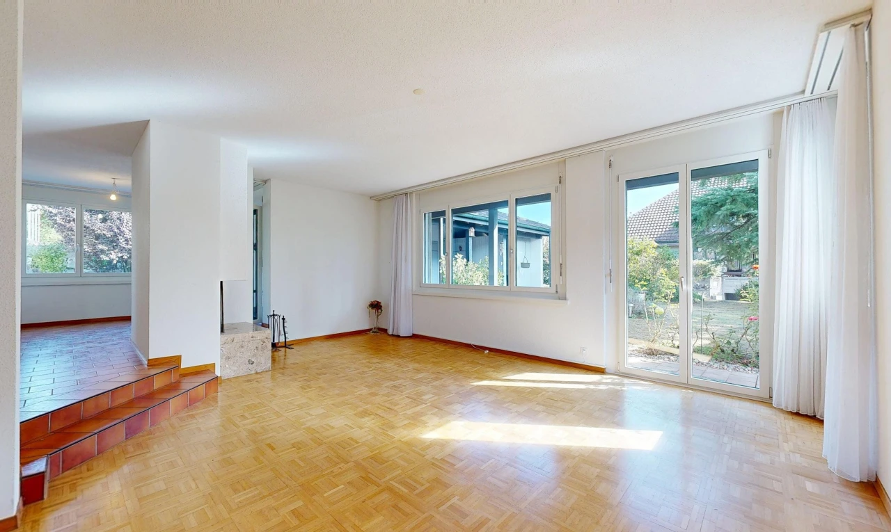 pièce vide avec accès à l'extérieur, drywall, cloison sèche, wood finish floor, et sol en finition bois