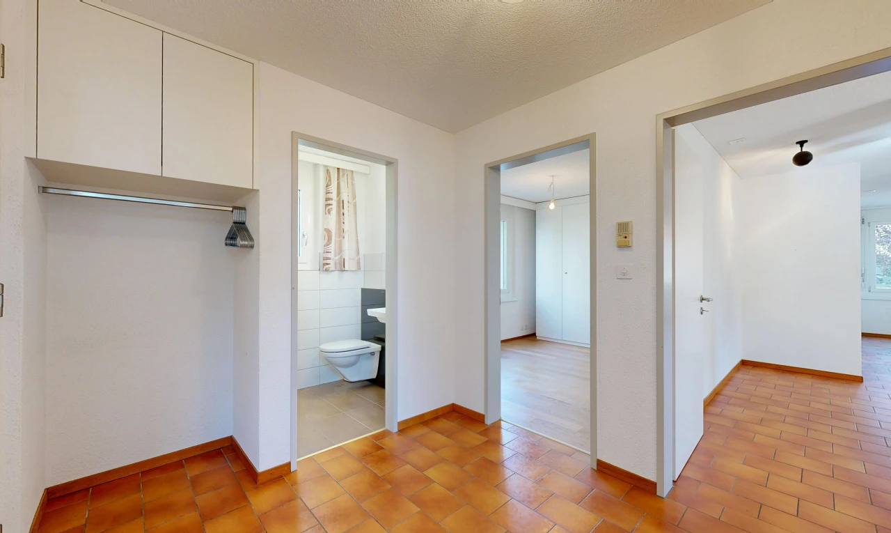 couloir avec placard, drywall, cloison sèche, inside property, et baseboards wall