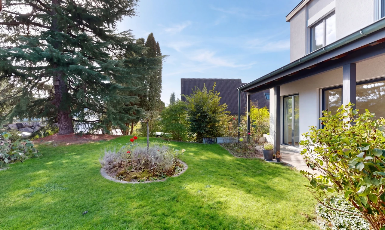jardin avec pelouse, from property, et day time