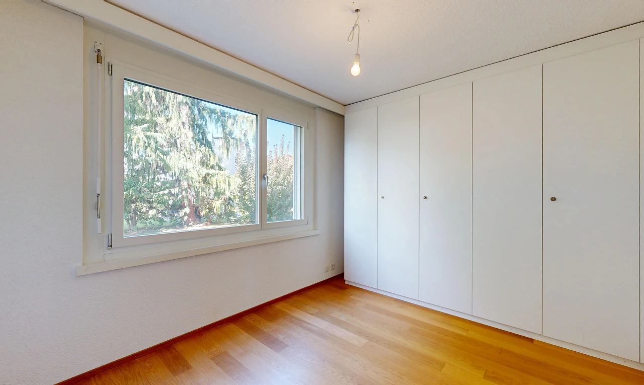 pièce vide avec sol en finition bois, wood finish floor, light floor, inside property, et placard