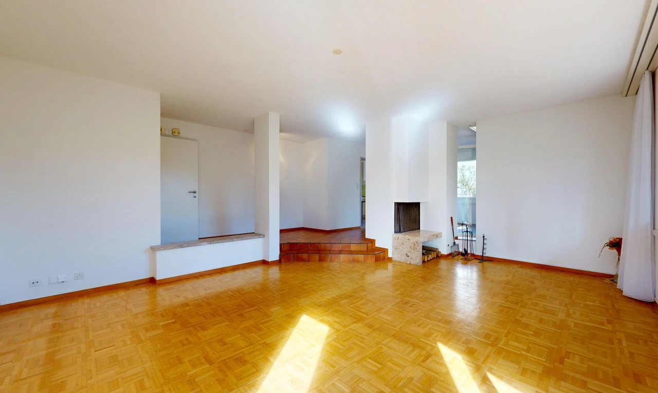 pièce vide avec cloison sèche, drywall, plinthes murales, baseboards wall, et sol en finition bois