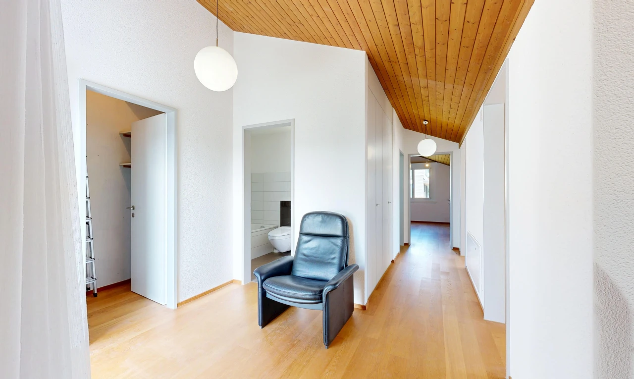 couloir avec éclairage suspendu, vaulted ceiling, plafond voûté, wood ceiling, et plafond en bois