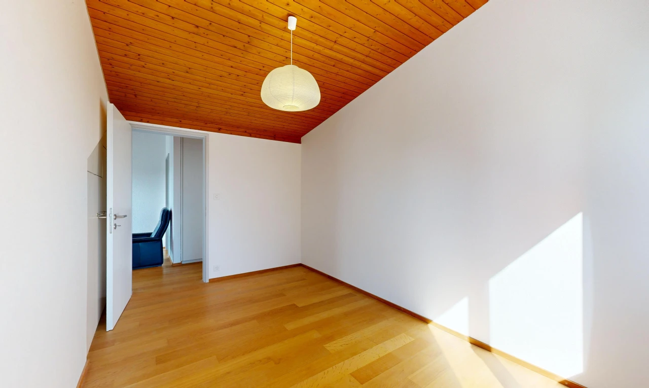 pièce vide avec éclairage suspendu, plafond en bois, wood ceiling, cloison sèche, et drywall