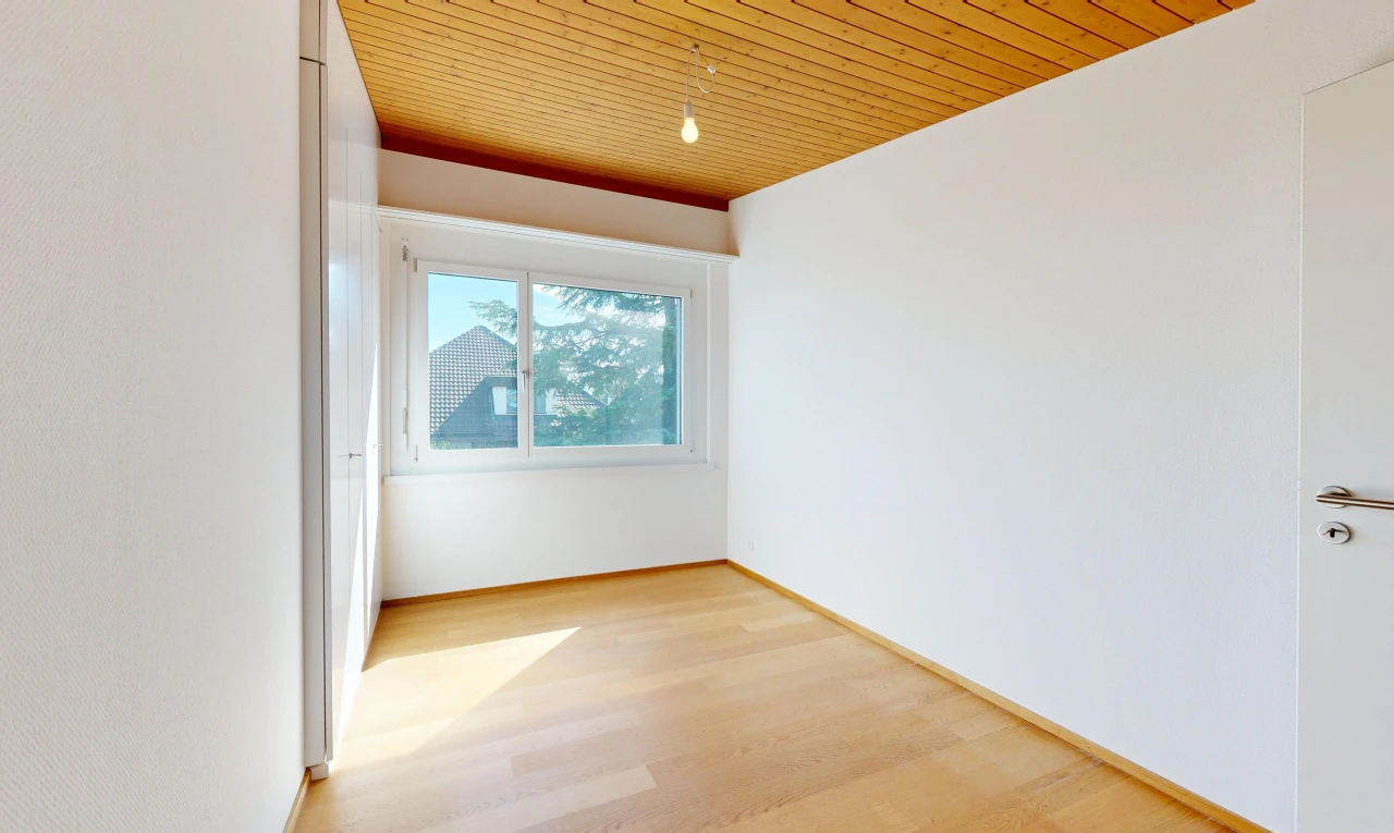 pièce vide avec wood ceiling, plafond en bois, drywall, cloison sèche, et high end ceiling