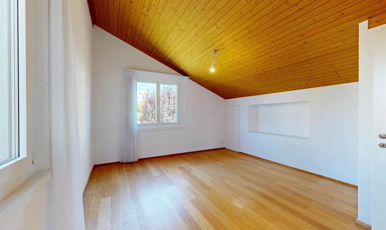 pièce vide avec vaulted ceiling, plafond voûté, wood ceiling, plafond en bois, et drywall