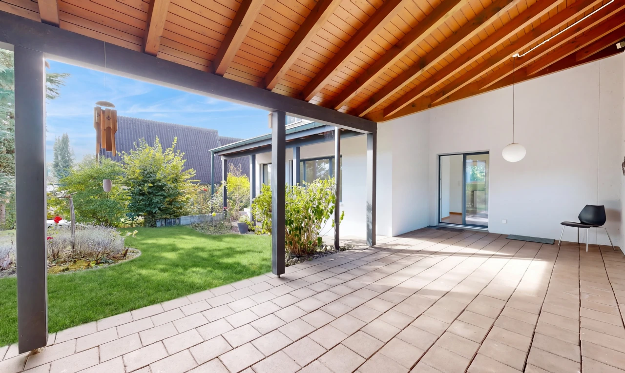 terrasse avec day time, terrasse, et pelouse
