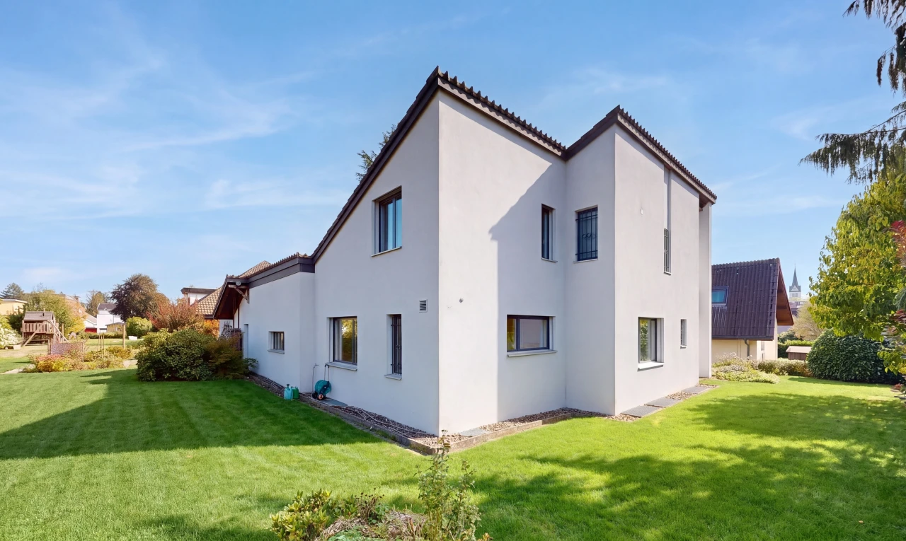 façade avec pelouse, bardage en stuc, property visible, toit en tuiles, et day time