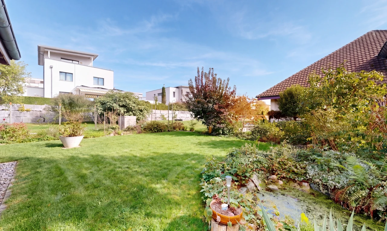 jardin avec pelouse, day time, et from property