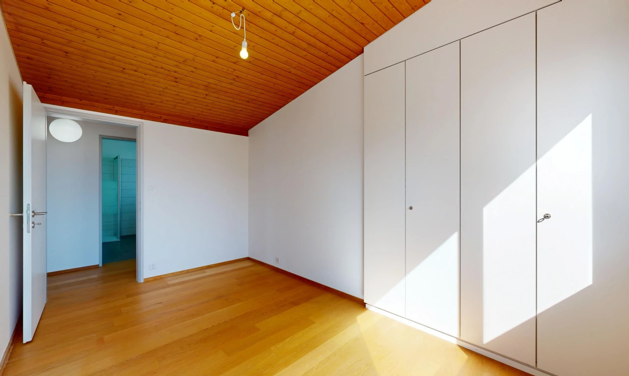 pièce vide avec wood ceiling, plafond en bois, drywall, cloison sèche, et vaulted ceiling