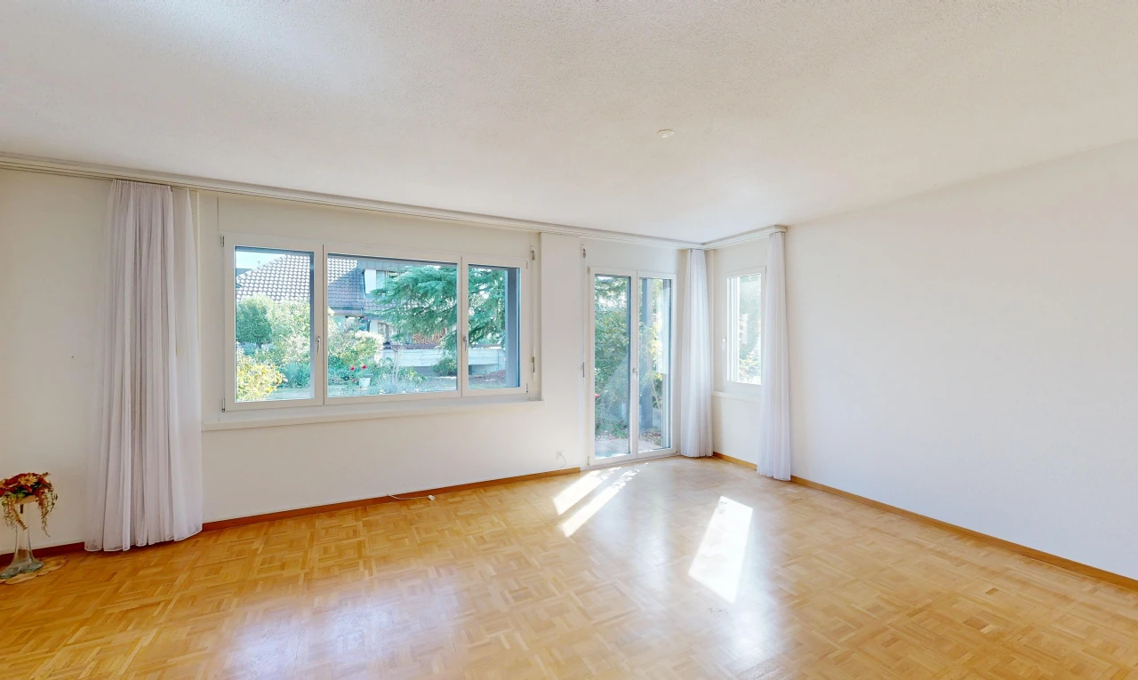 pièce vide avec accès à l'extérieur, drywall, cloison sèche, lumière naturelle, et wood finish floor
