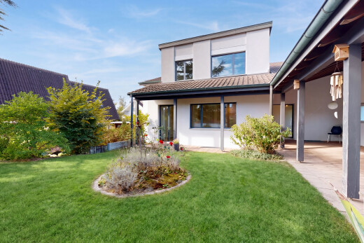 façade avec pelouse, property visible, from property, terrasse, et day time
