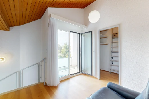 pièce vide avec plafond voûté, vaulted ceiling, plafond en bois, wood ceiling, et éclairage suspendu