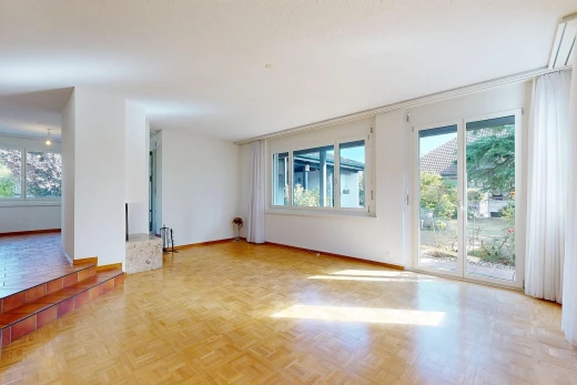 pièce vide avec accès à l'extérieur, drywall, cloison sèche, wood finish floor, et sol en finition bois