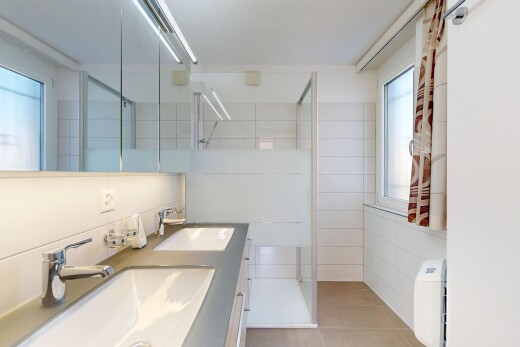 salle de bains avec évier, salle de bain complète, douche, light floor, et tile floor