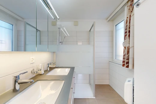 salle de bains avec évier, salle de bain complète, douche, light floor, et tile floor